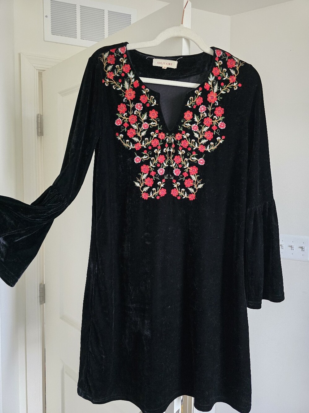 Solitaire Black Velvet Floral Embroidered Bell Sleeve Dress M